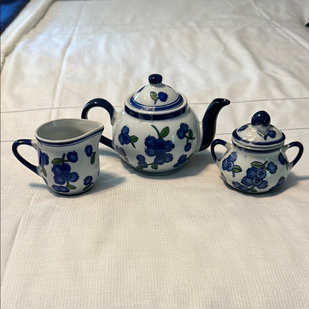 April cornell blueberry dishes- teapot, creamer, sugar